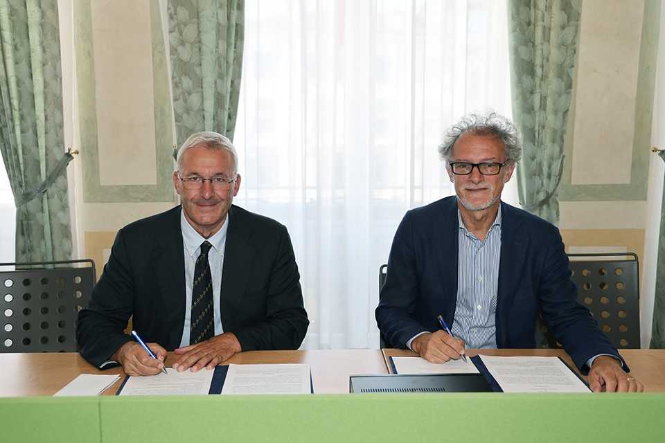 La firma dell'accordo tra Franco Baritussio, a sx nella foto, e il rettore Angelo Montanari