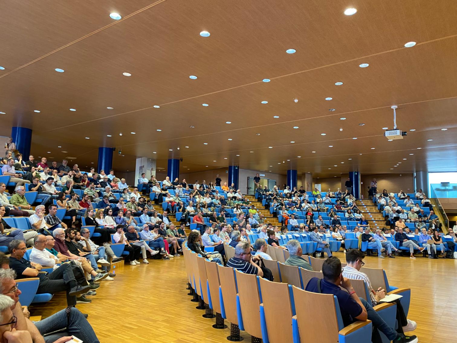 La platea dei tecnici certificatori all'auditorium Comelli di Udine